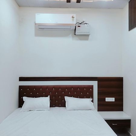 Goenka Home Stay Barsana Chhata Экстерьер фото
